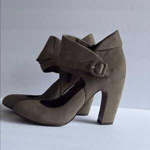 B Makowsky Suede Taupe Heels Size 10